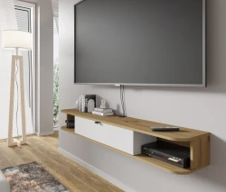 Szafka RTV wisząca Icarus 156cm, dąb artisan / biały mat - w aranżacji salonu 2