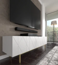 Szafka RTV Kairo 180cm 4D biały mat, nogi złote metalowe - w salonie