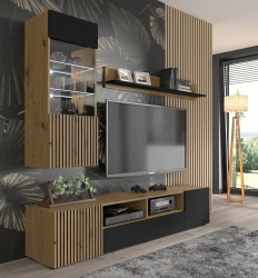 Witryna wisząca Auris 115cm, dąb artisan / czarny mat - w salonie - aranżacja
