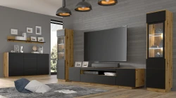 Witryna wisząca Aura 150cm, dąb artisan - w aranżacji salonu