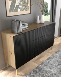 Komoda Ravenna B 2D3S 150cm, frez MDF folia z ramą, dąb artisan / czarny mat - nogi metalowe złote - w aranżacji