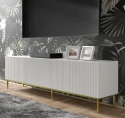 Szafka RTV Ravenna B 200cm 4D, frez MDF folia z ramą, biały mat - nogi metalowe złote - w aranżacji