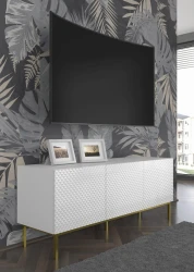 Szafka RTV Ravenna C 150cm 3D, frez MDF Diament z ramą, biały mat / biały połysk - nogi metalowe złote - w aranżacji
