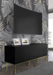 Szafka RTV Ravenna C 150cm 3D, frez MDF Diament z ramą, czarny mat / czarny połysk - nogi metalowe złote - w aranżacji