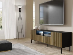 Szafka RTV Ravenna F 200cm 2D2S, frez MDF malowany z ramą, czarny mat / dąb artisan - nogi metalowe czarne - w aranżacji