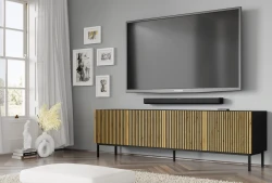 Szafka RTV Ravenna F 200cm 4D, frez MDF malowany z ramą, czarny mat / dąb artisan - nogi metalowe czarne - w aranżacji