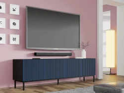 Szafka RTV Ravenna F 200cm 4D, frez MDF malowany z ramą, czarny mat / granat - nogi metalowe czarne - w aranżacji