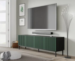 Szafka RTV Ravenna F 200cm 4D, frez MDF malowany z ramą, czarny mat / zieleń - nogi metalowe czarne - w aranżacji