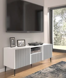 Szafka RTV Ravenna P 2D1S 150cm, biały mat / czarny mat - nogi metalowe czarne szpilka - w aranżacji