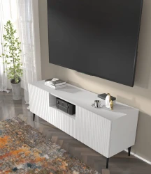 Szafka RTV Ravenna PB 2D1S 150cm, biały mat - nogi metalowe czarne szpilka - w aranżacji
