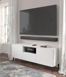 Szafka RTV Ravenna PC Diament 2D1S 150cm, biały mat / biały połysk - nogi metalowe czarne szpilka - w aranżacji