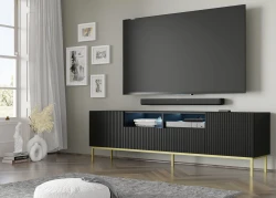 Szafka RTV Ravenna BCK 2D2S 200cm, czarny mat - nogi metalowe złote - w aranżacji