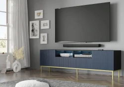 Szafka RTV Ravenna BCK 2D2S 200cm, czarny mat / granat - nogi metalowe złote - w aranżacji