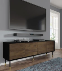 Szafka RTV Sherwood 4D 180cm, czarny mat / dąb catania - nogi metalowe czarne ze złotymi zdobieniami - w aranżacji