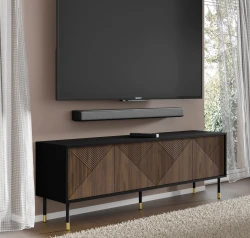 Szafka RTV Woody IV 4D 180cm, czarny mat / dąb catania - nogi metalowe czarne ze złotymi zdobieniami - w aranżacji