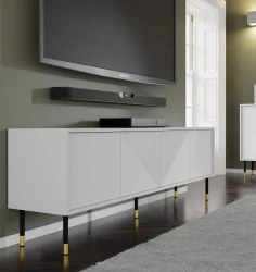 Szafka RTV Woody 4D 180cm, biały mat - nogi metalowe czarne ze złotymi zdobieniami - w aranżacji