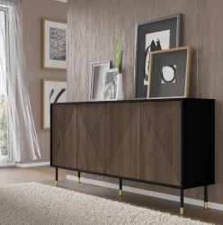 Komoda Woody IV 4D 180cm, czarny mat / dąb catania - nogi metalowe czarne ze złotymi zdobieniami - w aranżacji salonu