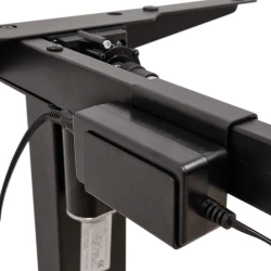 Zasilacz biurka elektrycznego BIMOTION, przymocowany do czarnego metalowego stelażu.